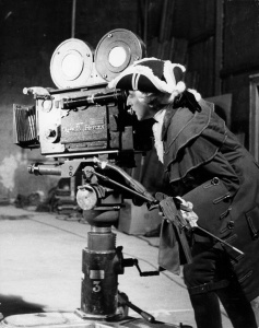 Jean Cocteau à la caméra (tournage Le Testament d'Orphée)
